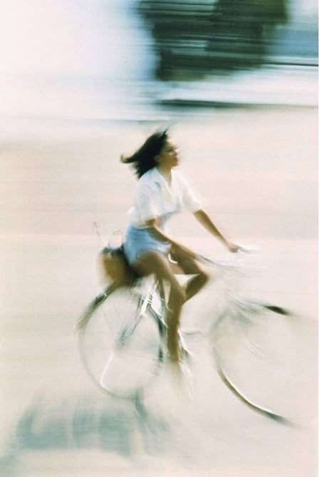 Mujer en bicicleta, movimiento de verano