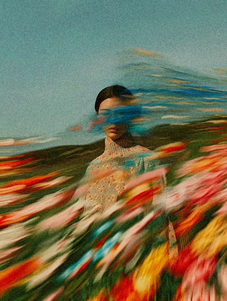 Figura entre flores en motion blur, sensación caótica