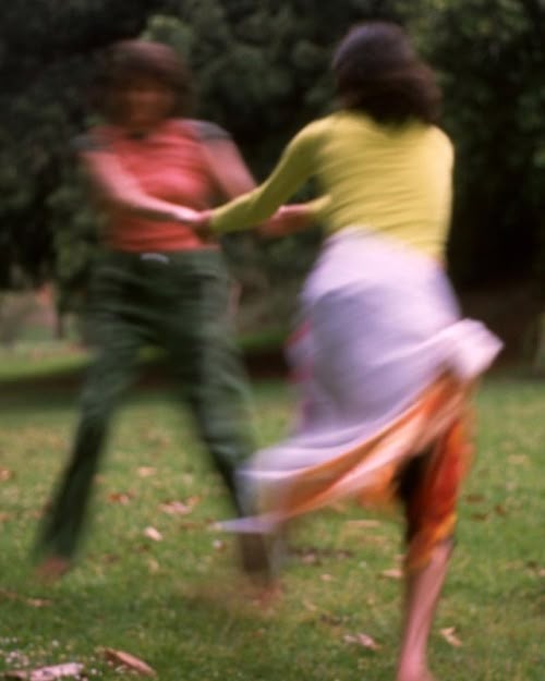 Dos personas bailando en un jardín